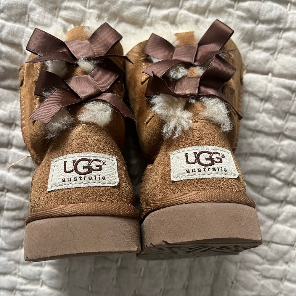 Toddler baby girl Authentic Uggs with bows - Picture 5 of 6